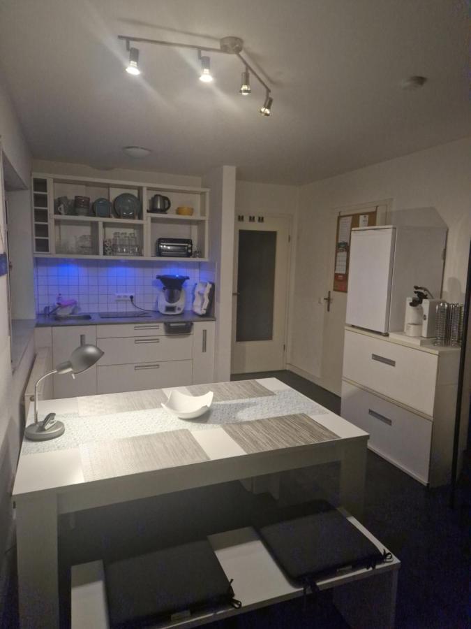 Souterrain-Wohnung Mit Kostenlosem Stellplatz ไลป์ซิก ภายนอก รูปภาพ